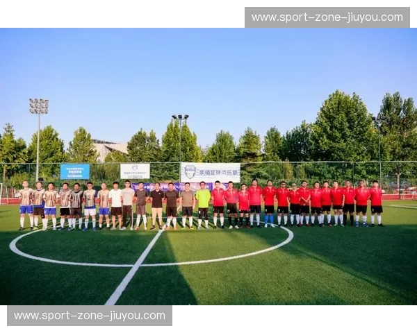 圣詹士公园的呐喊:纽卡斯尔联与雷丁的绿茵对决,不止是足球 圣詹士公园的呐喊:纽卡斯尔联与雷丁的绿茵对决,不止是足球